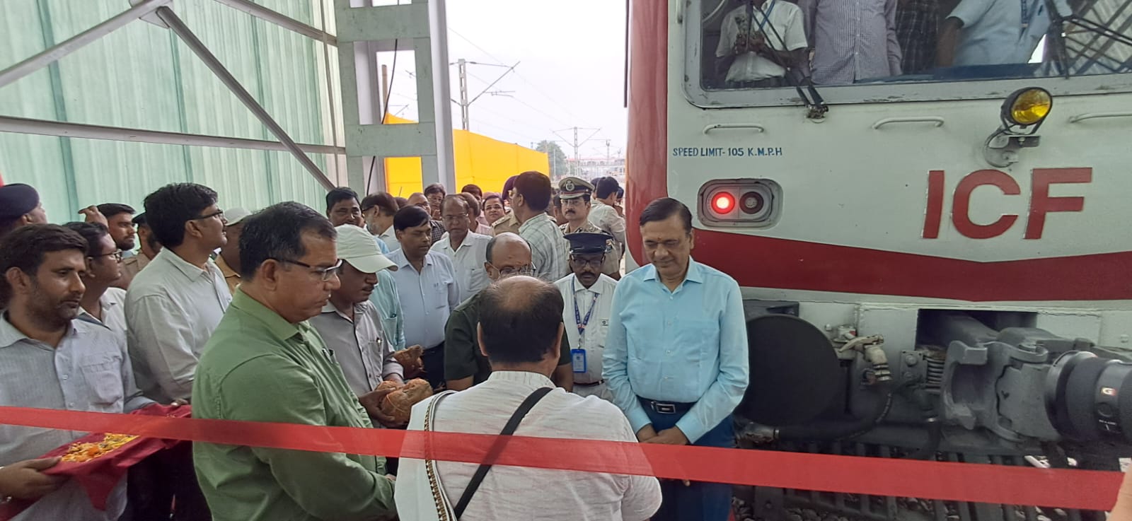 मौके पर मौजूद रेवले अधिकारी