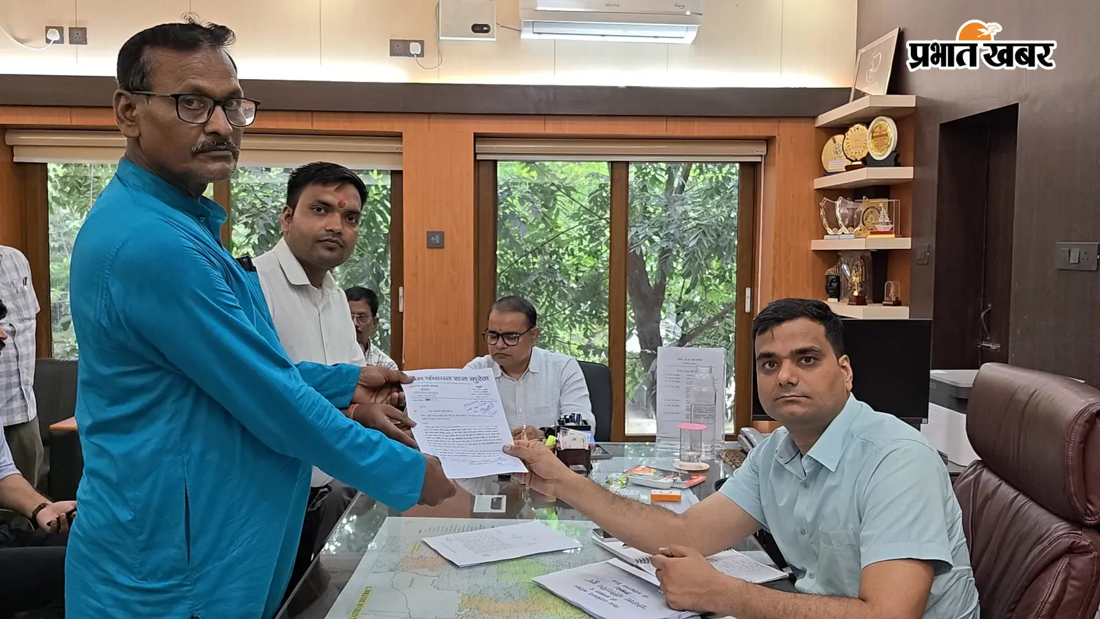 कुरेठा पंचायत में मॉडल ग्रामीण हाट व पार्क निर्माण को लेकर डीएम से मिले मुखिया, सौंपा ज्ञापन