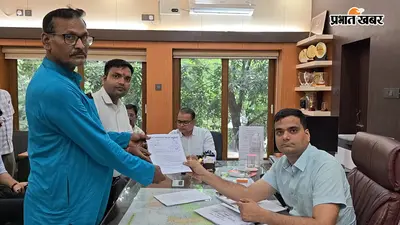 कुरेठा पंचायत में मॉडल ग्रामीण हाट व पार्क निर्माण को लेकर डीएम से मिले मुखिया, सौंपा ज्ञापन