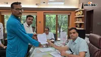 कुरेठा पंचायत में मॉडल ग्रामीण हाट व पार्क निर्माण को लेकर डीएम से मिले मुखिया, सौंपा ज्ञापन