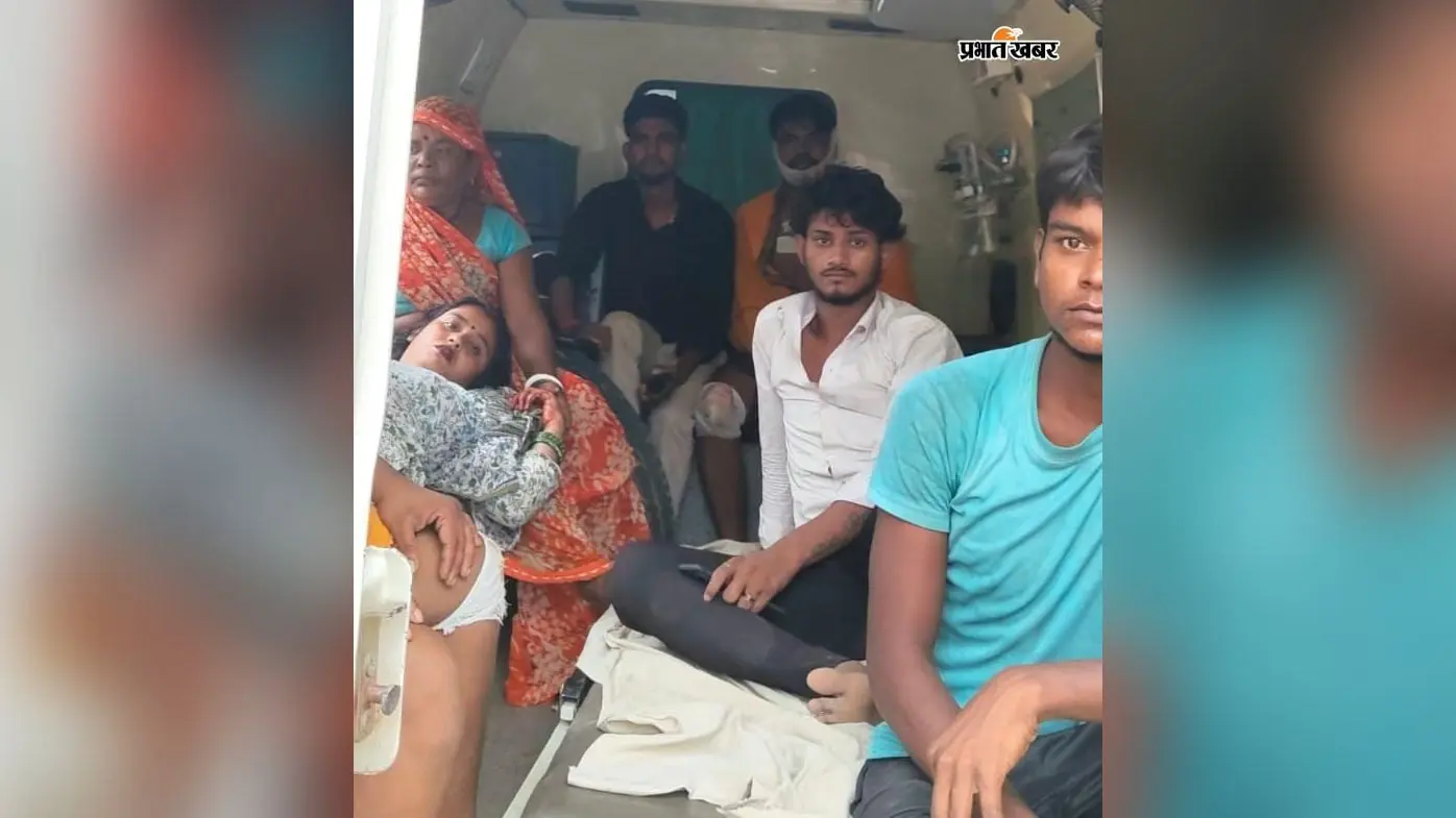 हाजीपुर : बैकठपुर धाम से जलाभिषेक कर लौट रहे थे श्रद्धालु, रास्ते में कुत्ता को बचाने में पलट गया टेंपो, कई घायल