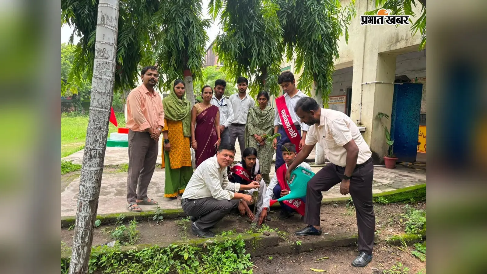 झरिया एकेडमी में जिला पंचायत राज पदाधिकारी ने किया पौधरोपण, पर्यावरण संरक्षण का दिया संदेश