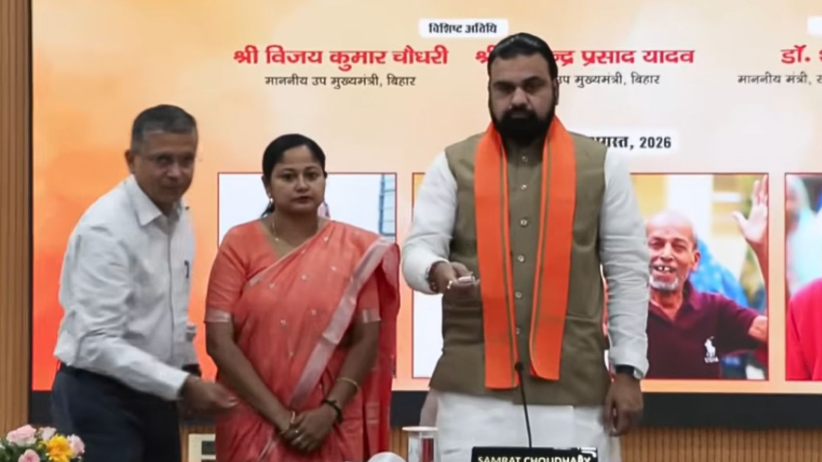 पेंशनधारियों के खाते में रुपये ट्रांसफर करते हुए सीएम सम्राट चौधरी