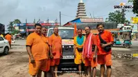'हर-हर महादेव' के जयघोष के साथ बाबा धाम के लिए रवाना हुआ कांवड़ियों का जत्था, भक्तों ने की पुष्पवर्षा