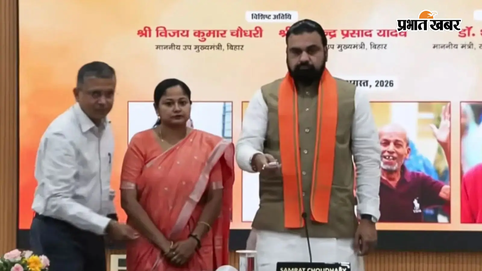 बिहार के मुख्यमंत्री सम्राट चौधरी ने 1 करोड़ से अधिक पेंशनधारियों के खातों में 1100 रुपये ट्रांसफर किए हैं. यह राशि सीधे डीबीटी के माध्यम से भेजी गई है. जानिए कैसे आप अपने खाते में आई पेंशन की राशि की जांच कर सकते हैं.