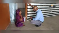 बंजरिया में दिव्यांग महिला की फरियाद सुनने जमीन पर बैठे सीओ, राजस्व कर्मियों को जांच का निर्देश