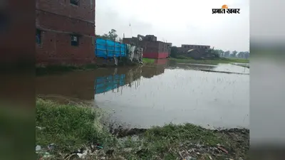 बुक्सर: राजपुर में स्कूल जाने का रास्ता बना तालाब, 2 से 2.5 फीट पानी में चलकर पहुंच रहे बच्चे, कई ने छोड़ा स्कूल
