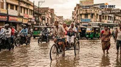 पटना चौक पर जलजमाव से बढ़ी परेशानी, सड़क पर बना बड़ा गड्ढा