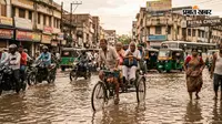 पटना चौक पर जलजमाव से बढ़ी परेशानी, सड़क पर बना बड़ा गड्ढा