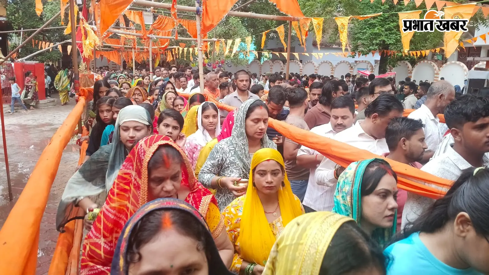 सावन की दूसरी सोमवारी पर सीवान के शिवालयों में उमड़ा आस्था का सैलाब, महेंद्रनाथ धाम में 50 हजार से अधिक श्रद्धालुओं ने किया जलाभिषेक