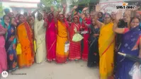 नवलपुर में वासगीत जमीन और बाढ़ राहत की मांग, सैकड़ों महिलाओं ने अंचल कार्यालय में दिया आवेदन