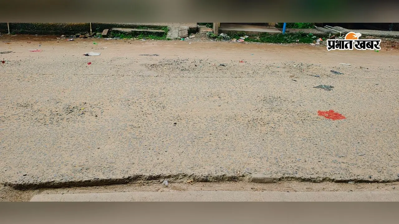 पथरगामा में जर्जर सड़क से बालिका उच्च विद्यालय की छात्राओं को परेशानी
