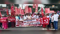 कोडरमा में किसान-मजदूर संगठनों ने निकाला जुलूस, एसपी कार्यालय के गेट पर दिया धरना