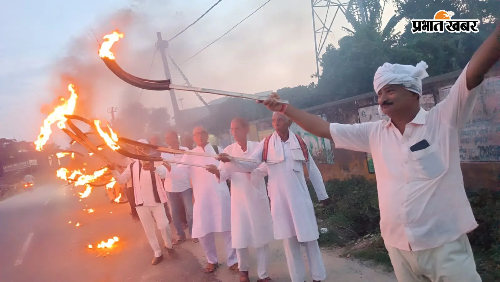 किसानों का मशाल जुलूस: सैटेलाइट सीतापुरम प्रोजेक्ट वापस लेने की मांग, जानकी मंदिर में की प्रार्थना