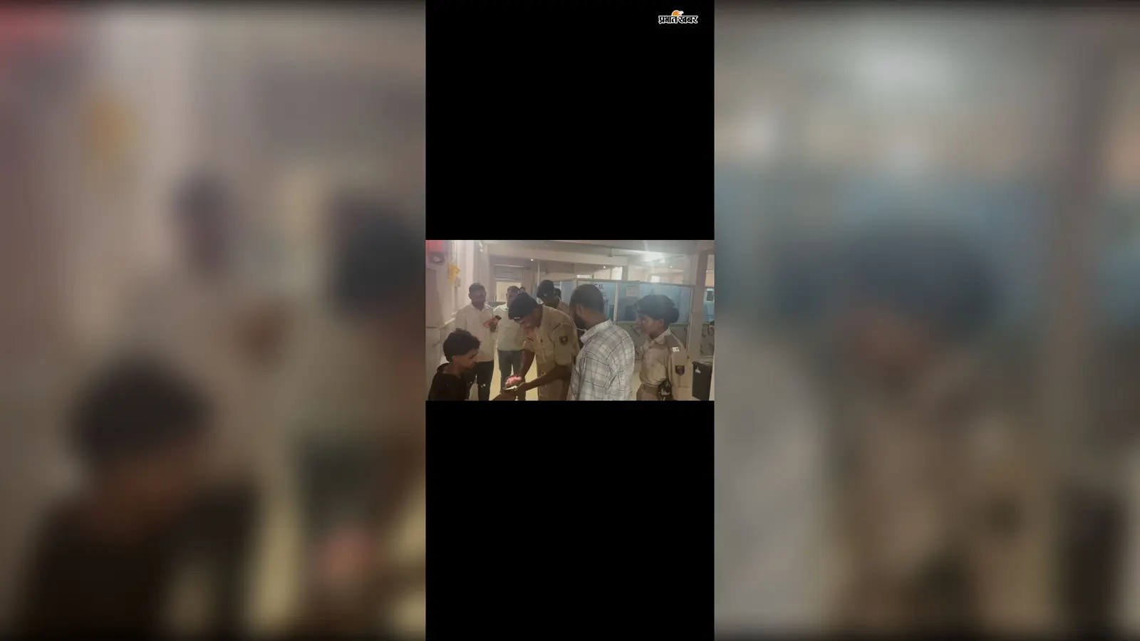 कैमूर में ट्रक ने ऑटो में मारी जोरदार टक्कर, नाले में पलटा टेंपो; युवती गंभीर, हायर सेंटर रेफर