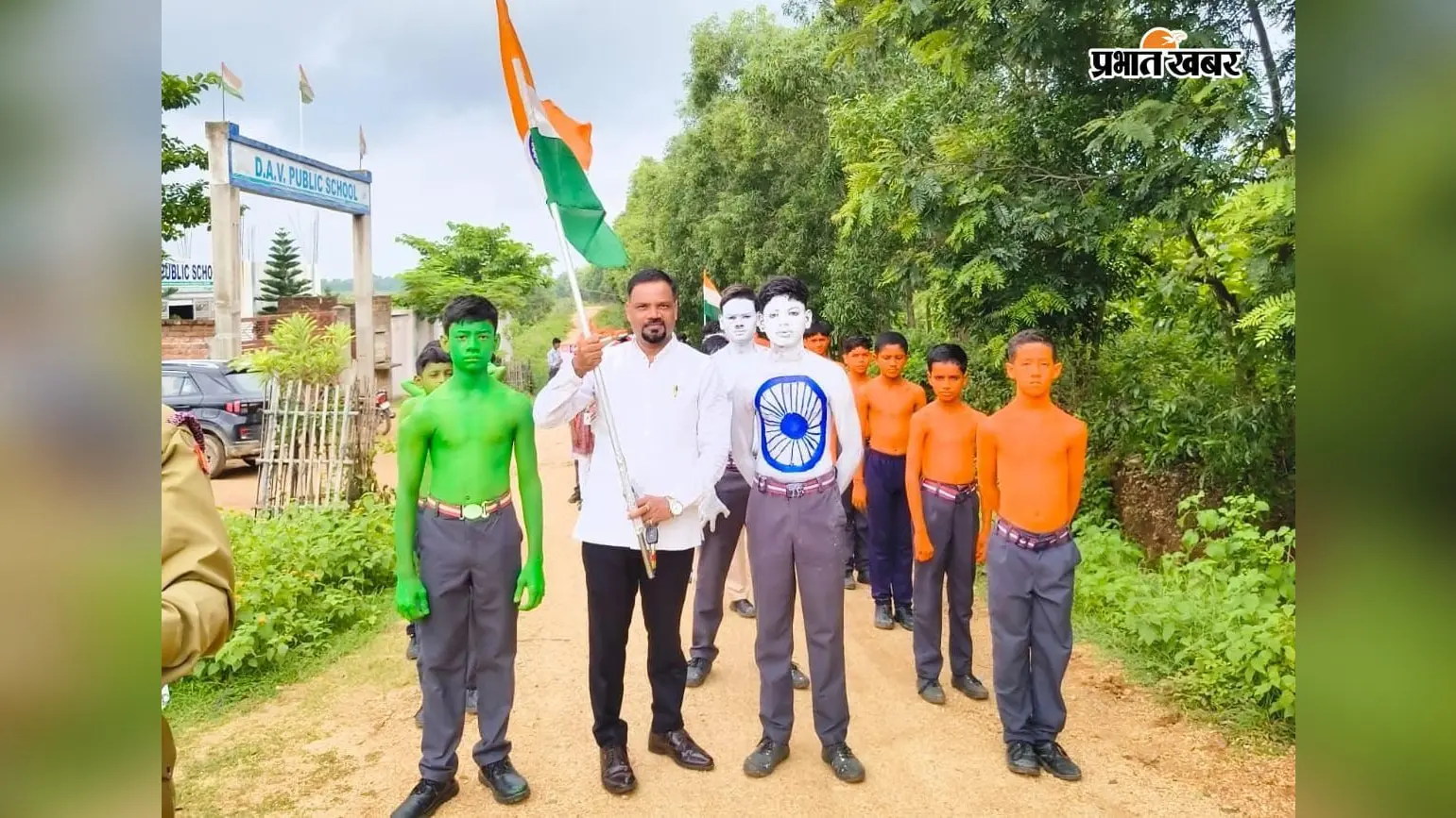 डोमचांच में डीएवी स्कूल के बच्चों ने निकाली तिरंगा यात्रा, 5 किमी तक किया पैदल मार्च