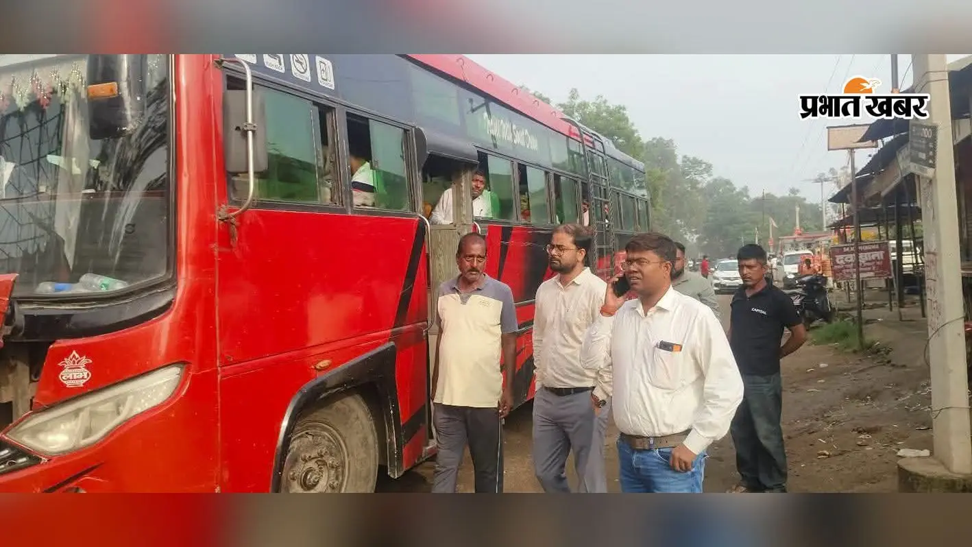 छात्र आंदोलन के बीच चंदवा में बसों की जांच, प्रशासन ने चलाया विशेष अभियान