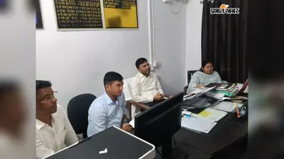 गया जी : कोंच में राजस्व महाअभियान की समीक्षा, लंबित मामलों के जल्द निबटारे का अधिकारियों को निर्देश