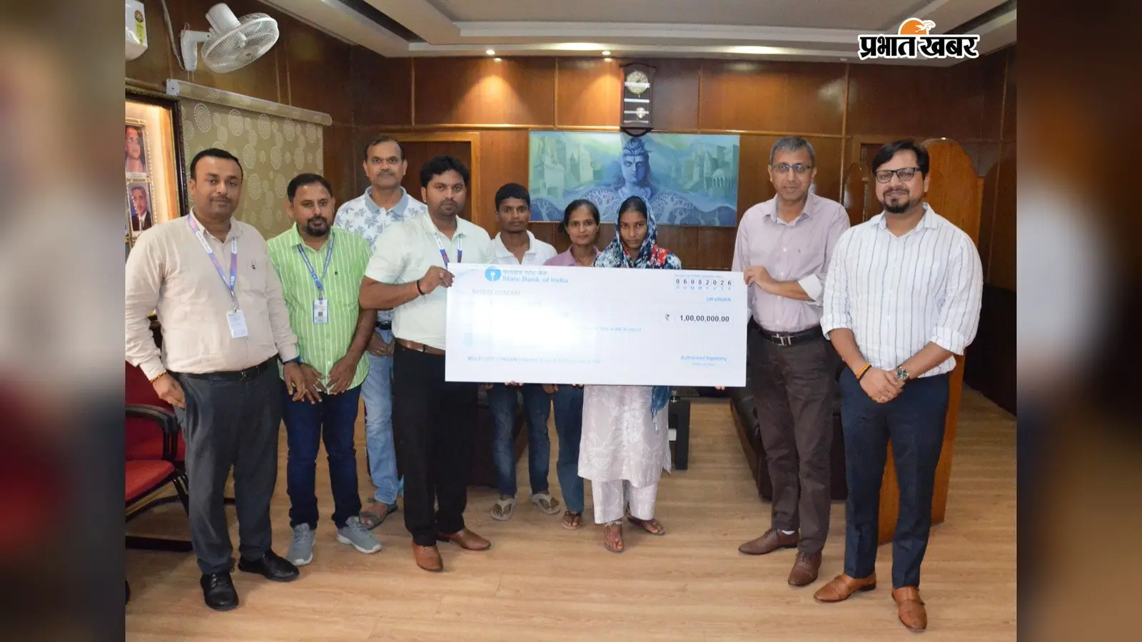 ड्यूटी के दौरान जान गंवाने वाले रेलकर्मी के परिवार को मिला एक करोड़ का बीमा