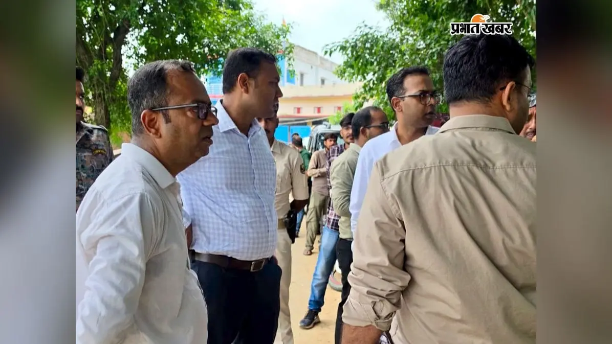 रोहतास में जल संचयन के लिए खोदा आहर, अब हाईकोर्ट के आदेश पर फिर भर रही मिट्टी
