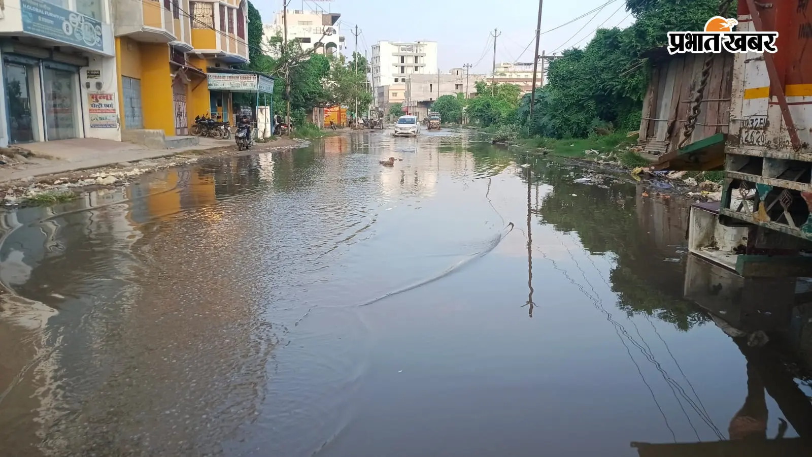 सीवान में जाम नालियों से सड़क पर जलजमाव, चमड़ा मंडी और फतेपुर बाइपास में बढ़ी परेशानी