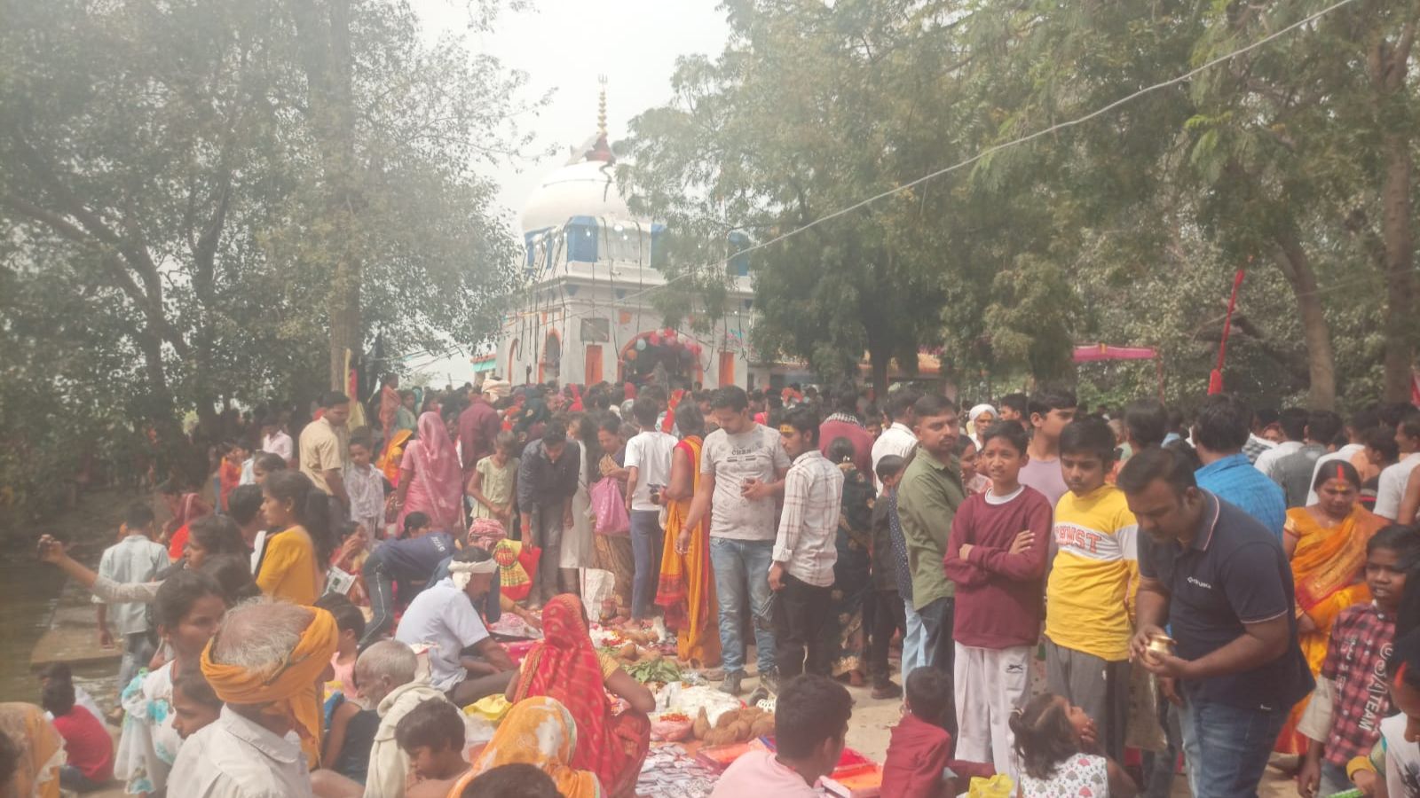 बाबा लंगटनाथ धाम में पूजा के लिए जुटे श्रद्धालु