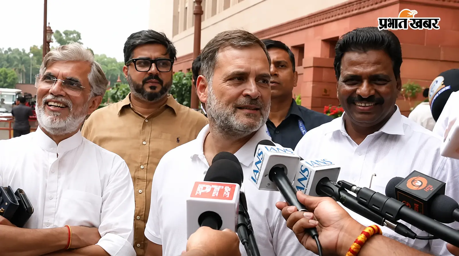 15 अगस्त पर राहुल गांधी की सीट को लेकर सफाई, रक्षा सचिव बोले- कैबिनेट मंत्रियों के बाद बैठेंगे नेता प्रतिपक्ष