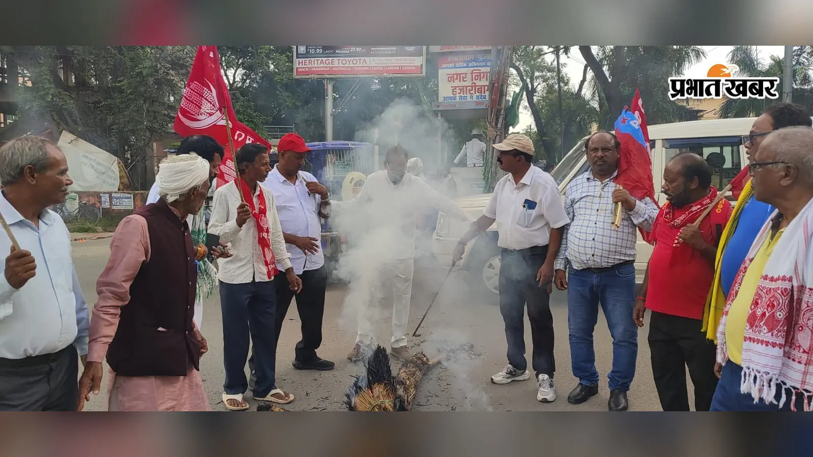 हजारीबाग में वामदलों का जेल भरो आंदोलन के समर्थन में प्रदर्शन, केंद्र सरकार का पुतला फूंका