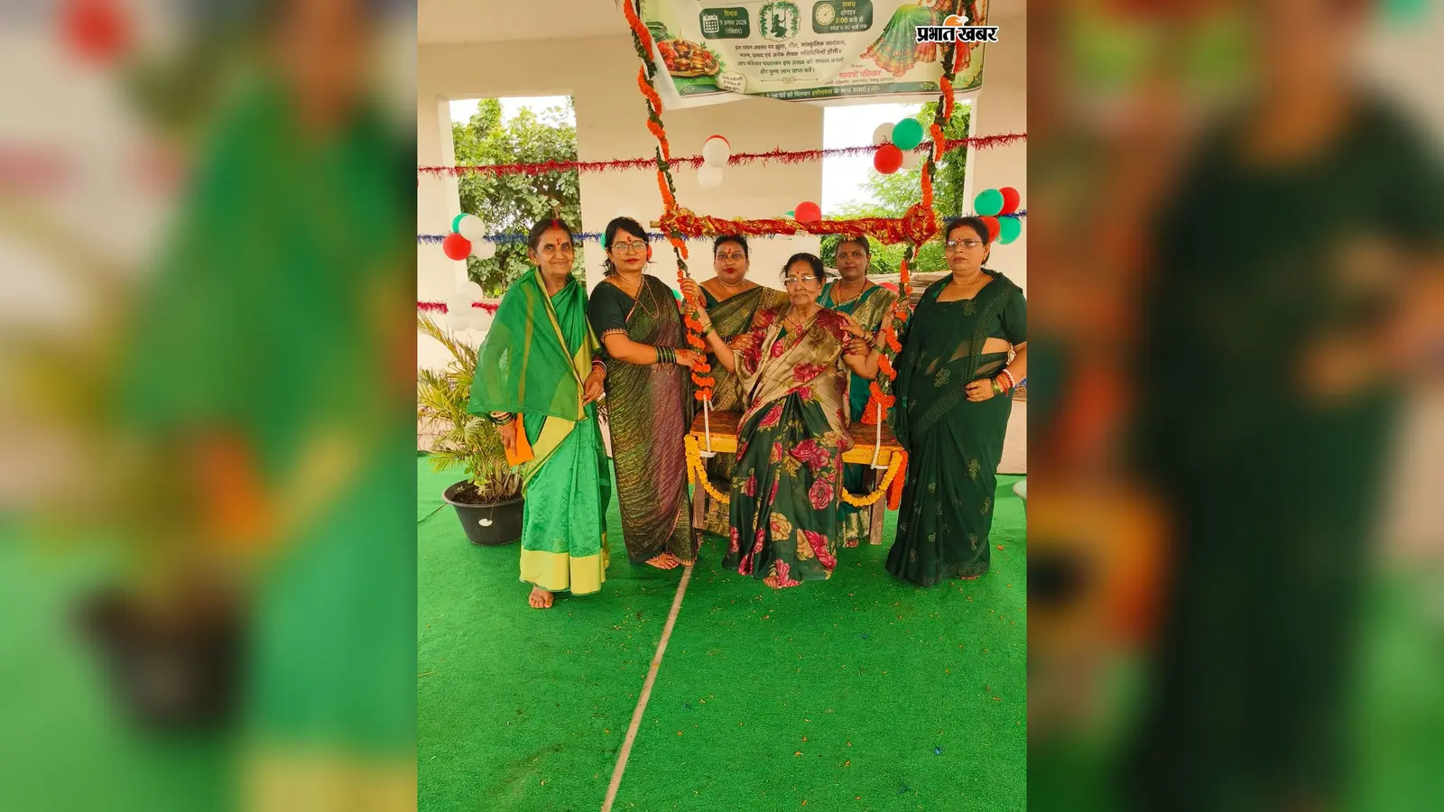 सावन के रंग में रंगा गायत्री शक्तिपीठ, भजन-सावन गीतों के बीच महिलाओं ने झूले का उठाया आनंद