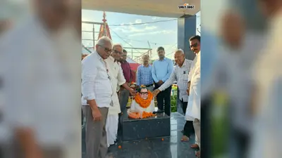 आचार्य किशोर कुणाल की जयंती मनाई गई: एसडीओ ने प्रतिमा पर अर्पित की पुष्पांजलि, युवाओं को दी सीख
