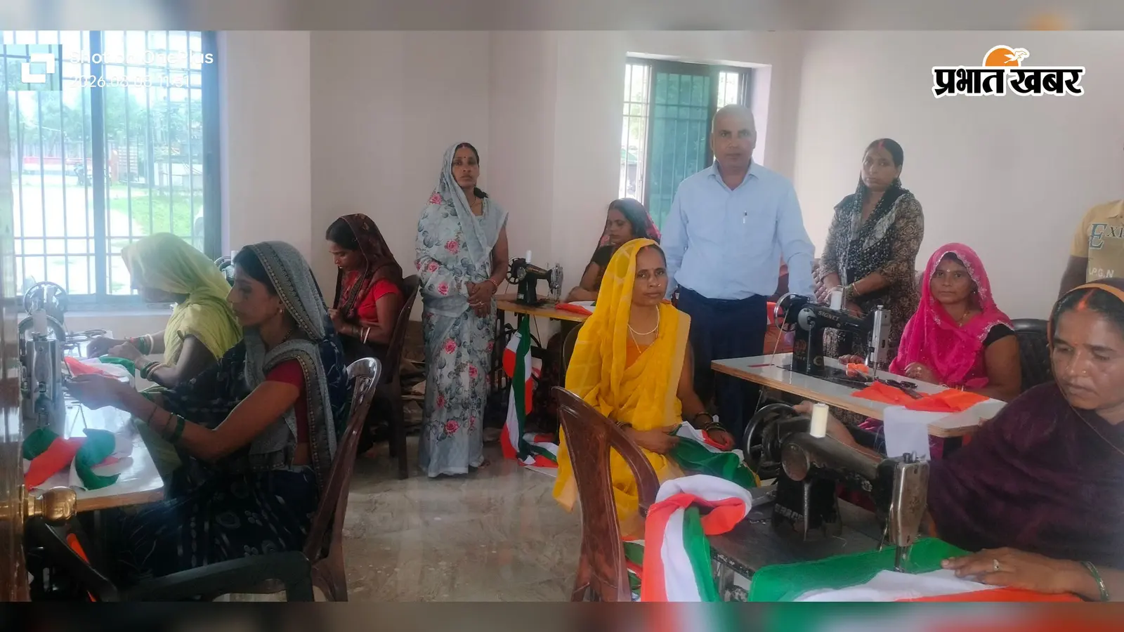 सहरसा में जीविका दीदियां बना रहीं तिरंगा, महिला सशक्तीकरण के साथ देशभक्ति का भी दे रहीं संदेश
