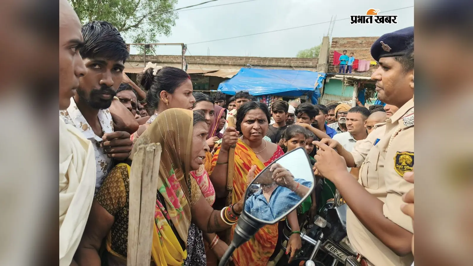 धान के खेत में युवक का मिल शव, बक्सर-इटाढ़ी मार्ग पर ग्रामीणों ने किया चक्का जाम