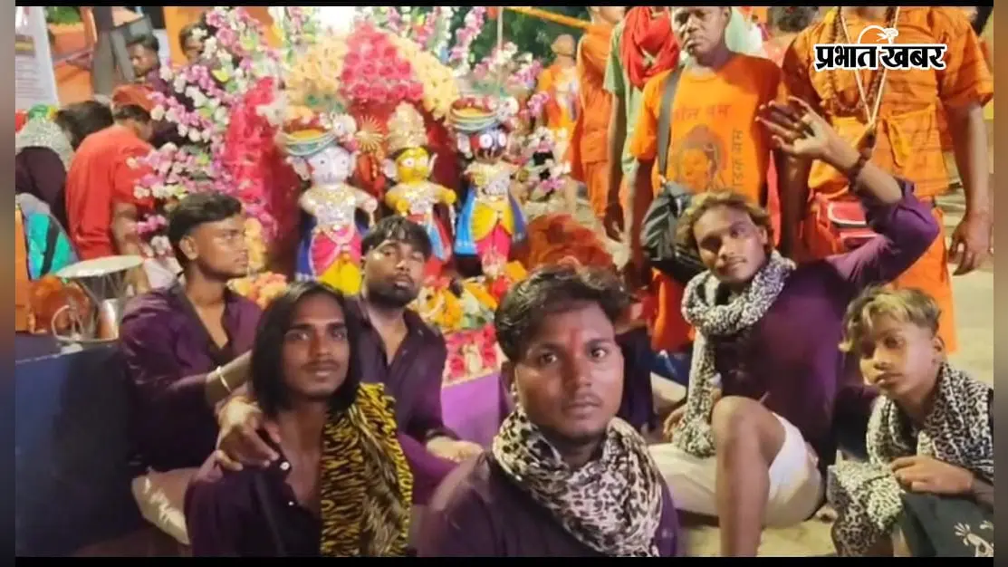 श्रद्धा के आगे दूरी और भार ने भी मानी हार, 50 किलो का विशाल कांवर लेकर बाबाधाम चले भागलपुर के संजीव
