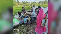 नाव पर बाइक चढ़ाते ही फिसली मोटरसाइकिल, व्यवसायी भी कमला नदी में गिरे