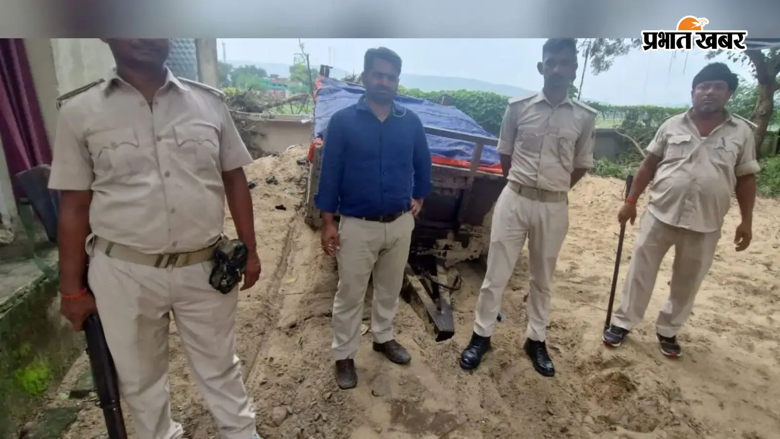 अवैध बालू खनन और परिवहन पर छापेमारी, दो ट्रेलर जब्त, 2.14 लाख रुपये का जुर्माना