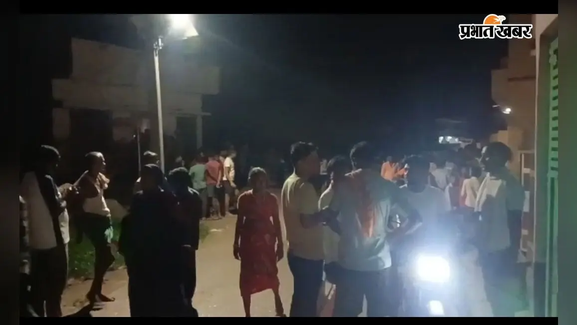 छत के ऊपर से गुजर रही 11 हजार वोल्ट की तार की चपेट में आए शिक्षक, हालत गंभीर