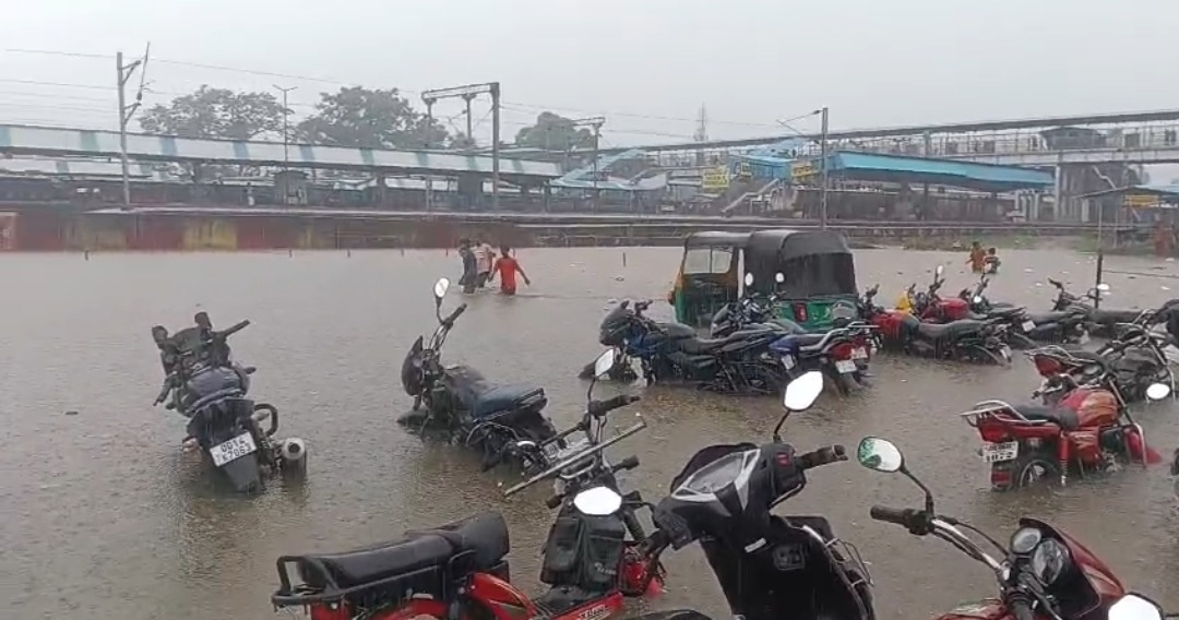 जलमग्न वाहन.