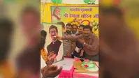 रामगढ़ में झामुमो ने मनाया CM हेमंत सोरेन का जन्मदिन, कार्यकर्ताओं ने काटा केक