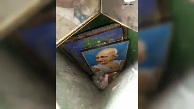 जैनामोड़ में महापुरुषों की तस्वीरें कूड़ेदान में मिलीं, गांधी-नेताजी समेत कई तस्वीरों पर मचा बवाल