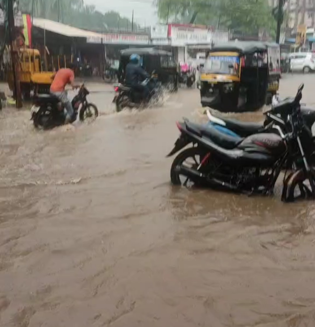 राउरकेला मुख्य मार्ग में जलजमाव के बीच से गुजरते वाहन.