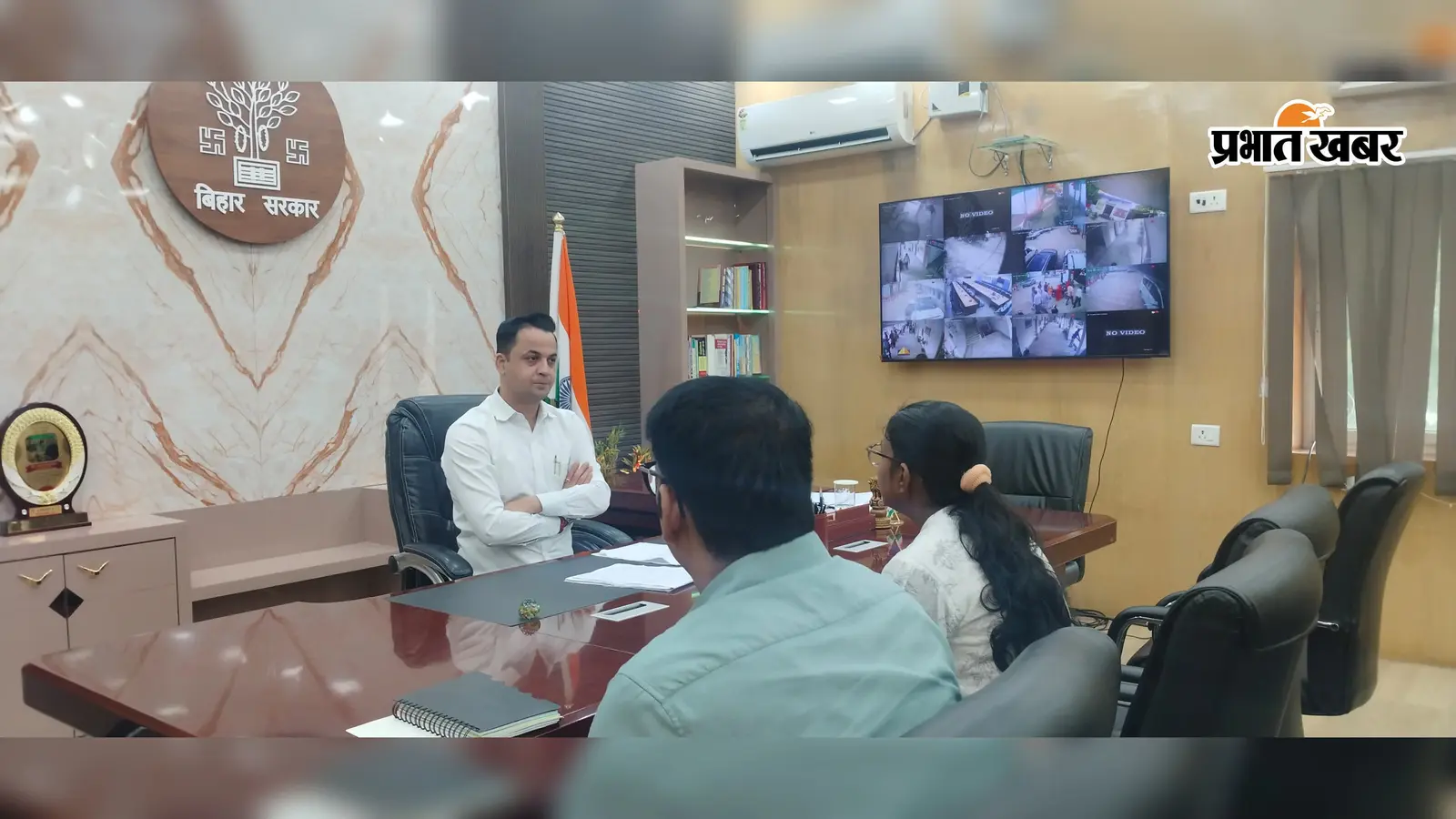 मधुबनी: डीएम ने जनसंवाद में सीधे सुनीं लोगों की समस्याएं, भूमि विवाद से लेकर स्वास्थ्य सेवा तक के आए मामले