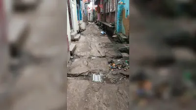 सासाराम में जर्जर सड़क बनी हादसे का जाल, गड्ढों में फंसकर पलट रहे वाहन