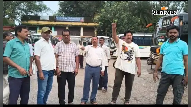रांची लाठीचार्ज के विरोध में सिमडेगा में भाजपा कार्यकर्ता सड़क पर, रोकी बसें