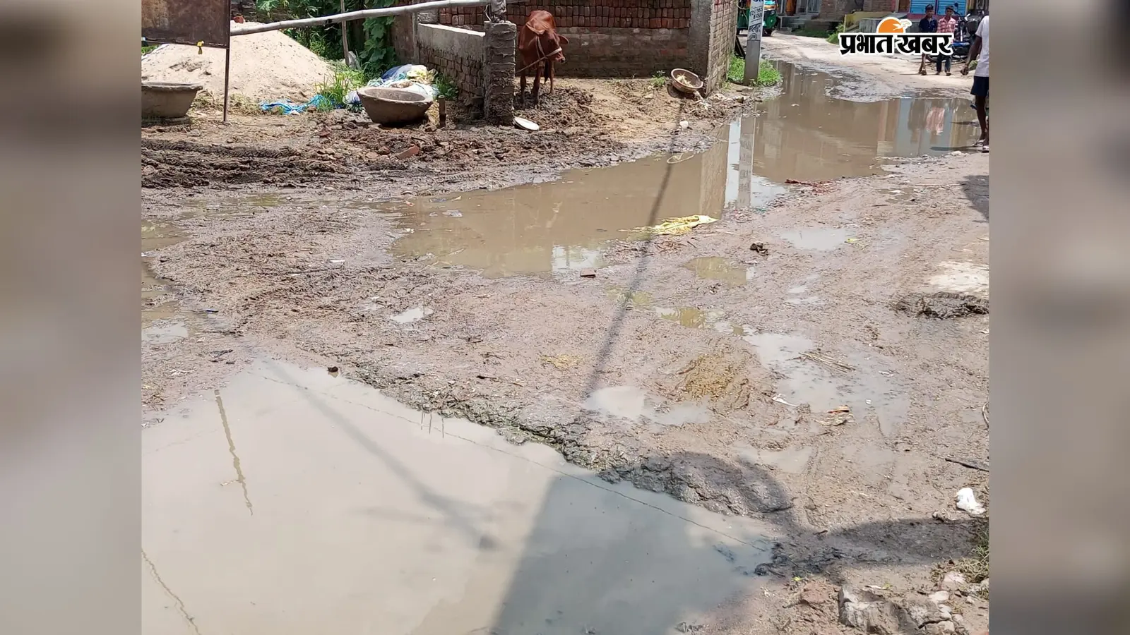 औरंगाबाद : मदनपुर में सड़क बनी तालाब, खिरियावा में जलजमाव से स्कूली बच्चों की बढ़ी परेशानी