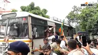 विधानसभा छोड़ सीएम आवास का घेराव करने पहुंचे भाजपा के विधायक, बिना विपक्ष चला सदन