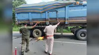 चकाई-देवघर मार्ग पर हाइवा की चपेट में आने से अज्ञात व्यक्ति की मौत, पहचान में जुटी पुलिस