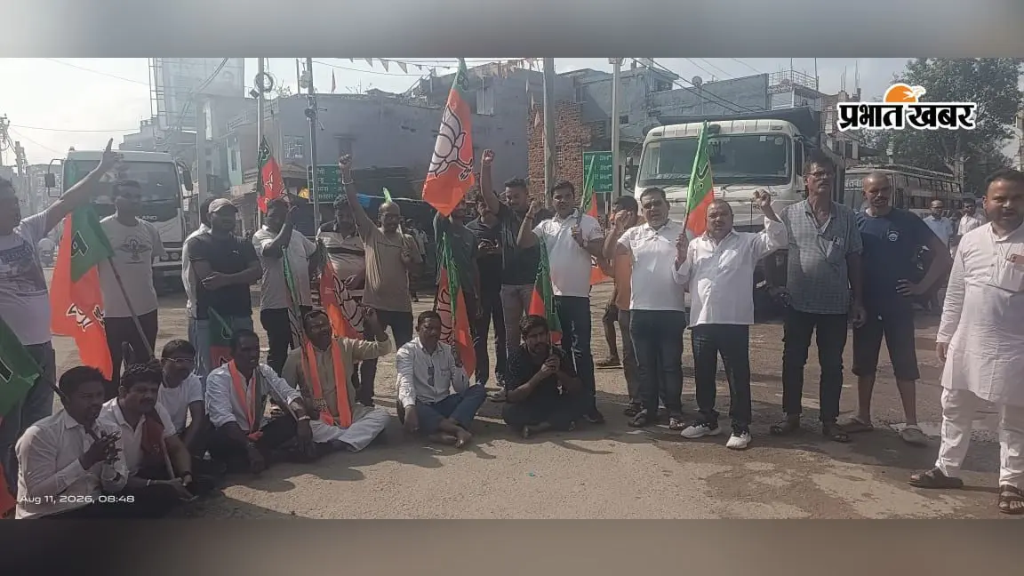 छात्रों पर पुलिसिया कार्रवाई के विरोध में लातेहार में सड़क जाम, CI से तीखी नोकझोंक