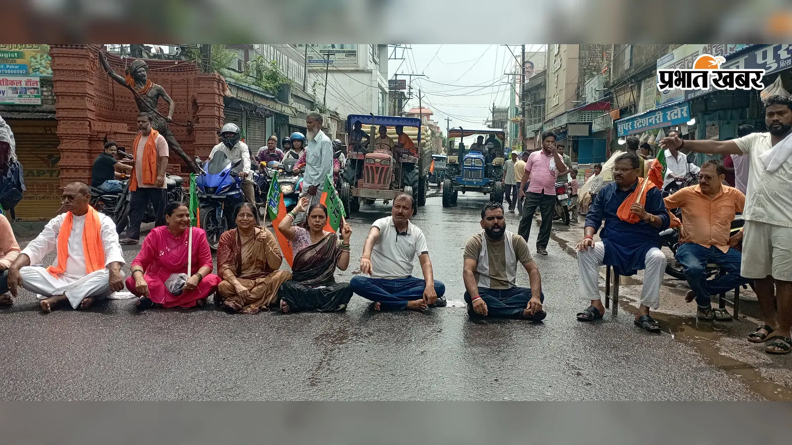 रांची में लाठीचार्ज के विरोध में पाकुड़ में भाजपा का प्रदर्शन, बिरसा चौक पर सड़क जाम