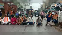 रांची में लाठीचार्ज के विरोध में पाकुड़ में भाजपा का प्रदर्शन, बिरसा चौक पर सड़क जाम
