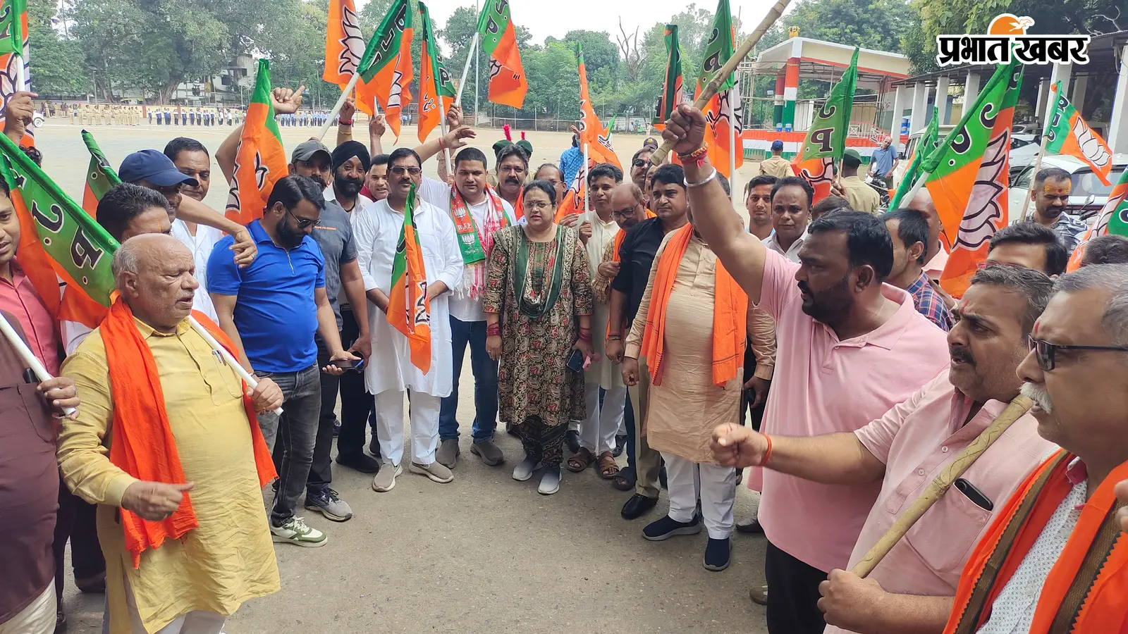 लाठीचार्ज के खिलाफ गिरिडीह में सड़क पर उतरे भाजपा समर्थक, लगाए नारे